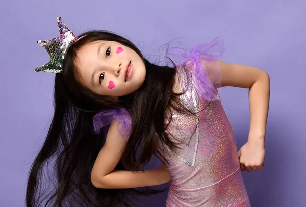Asiatico coreano bambino ragazza principessa in corona primo piano ritratto felice sorridente ridere con un dipinto rosso cuori segno su guance — Foto Stock