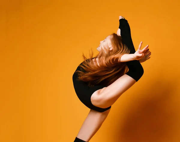 Jeune femme sportive faisant de la gymnastique sautant exercice de remise en forme au sport gymnase saut sur jaune — Photo