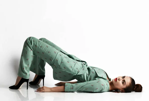 Młoda modna piękna dziewczyna fitness trener robi ćwiczenia rozciągające w drogim projektant stylowy zielony garnitur biurowy — Zdjęcie stockowe