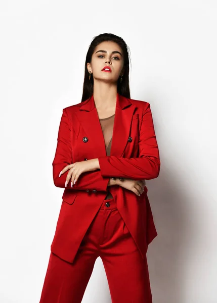 Ung fashionabla vackra sexig affärskvinna i dyr designer snygg röd kontorskostym på en vit bakgrund — Stockfoto