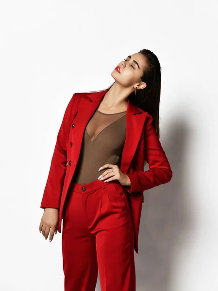 Joven mujer de negocios sexy hermosa de moda en traje de oficina rojo elegante diseñador caro sobre un fondo blanco —  Fotos de Stock
