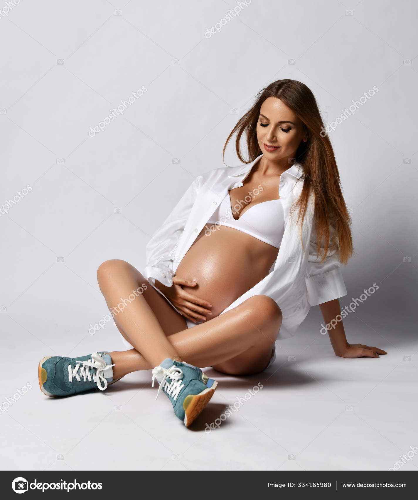 Photo libre de droit de Jeune Femme Dans La Chemise Blanche