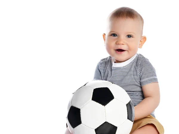 Щасливий маленький хлопчик у смугастій футболці сидить на підлозі, тримаючи футбольний м'яч на білому з місцем для тексту — стокове фото