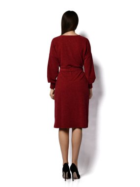 Genç, güzel, esmer, uzun saçlı, şık kırmızı elbiseli, siyah ayakkabılı bir kadın.