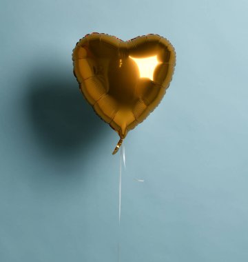 Metalik folyo, tek altın kalpli balon. Doğum günü partisi ya da pastel rengi açık mavi sevgililer günü için.