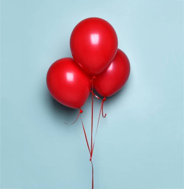 Bir grup kırmızı balon doğum günü kutlaması ya da pastel rengi açık mavi sevgililer günü hediyesi için itiraz ediyor.