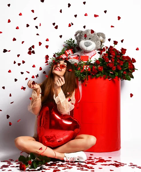 Jong mooi brunette vrouw vieren valentijnsdag of verjaardag partij zitten met rood hart ballon met hoort — Stockfoto