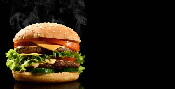 Sanduíche de hambúrguer duplo cheeseburger churrasco com queijo de carne bovina e legumes frescos quente com fumaça a vapor em preto — Fotografia de Stock