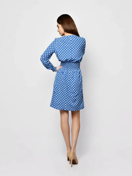 Mladá krásná žena pózuje v nové ležérní módní jaro modrá polka tečka šaty plné tělo — Stock fotografie