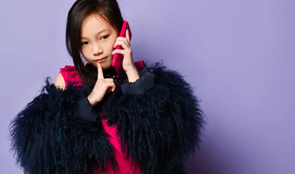 Poco asiático coreano chica niño hablando en móvil celular mensajes de texto sorprendido pensamiento usando nuevo popular rojo gadget —  Fotos de Stock