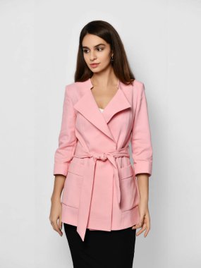 Genç, moda, kıvırcık saçlı, güzel blog yazarı. Pahalı, şık, açık pembe ofis ceketi deniyor.