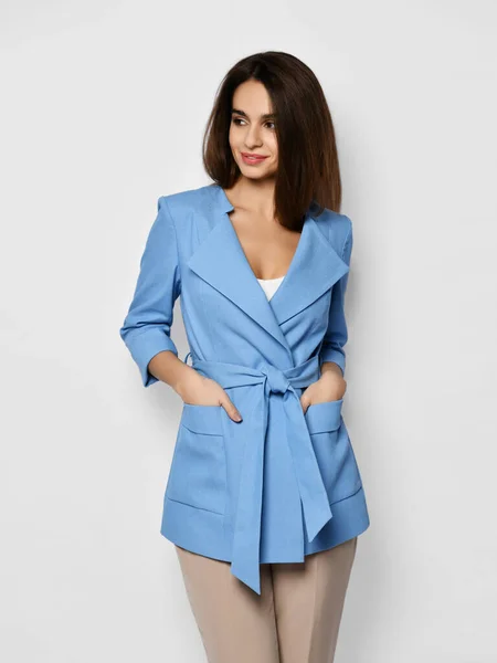 Jeune à la mode belle fille de cheveux bouclés blogueur essayant sur un concepteur coûteux veste de costume de bureau bleu clair élégant — Photo