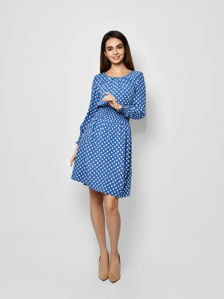 Jovem bela mulher posando em nova moda casual primavera azul polka dot vestido de corpo inteiro — Fotografia de Stock