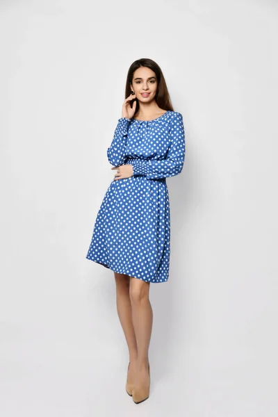 Jovem bela mulher posando em nova moda casual primavera luz azul polka dot vestido de corpo inteiro — Fotografia de Stock