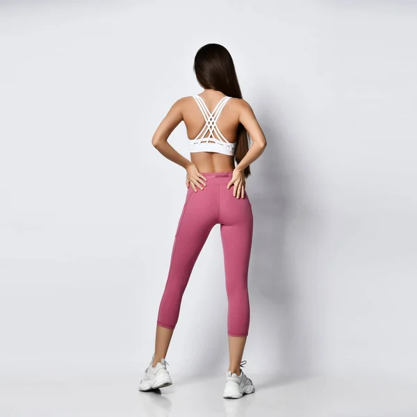 Krásná sportovní žena ve sportovním oblečení cvičení dělá strečink sportovní cvičení na bílém — Stock fotografie