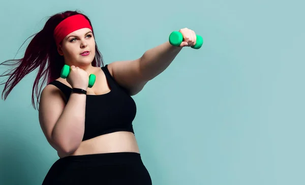 Fitness Spring Diät Gewichtsverlust Konzept. Aktive Plus-Size-Übergewichtige macht Übungen mit Hanteln — Stockfoto