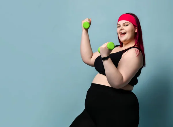 Fitness primavera dieta concetto di perdita di peso. Sorridente ammiccante plus-size donna in sovrappeso fa esercizi con manubri pesi — Foto Stock