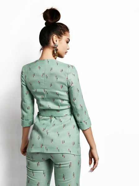 Mladá módní krásná dívka v drahé designer stylový pastel zelený kancelářský oblek na bílém pozadí — Stock fotografie