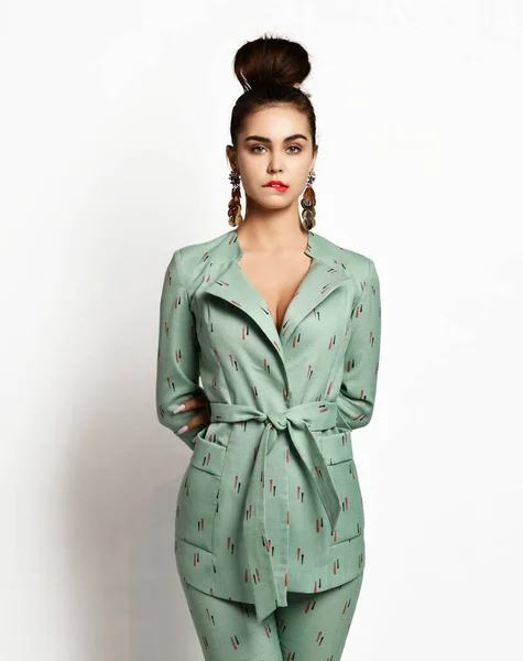 Mladá módní krásná dívka v drahé designer stylový pastel zelený kancelářský oblek na bílém pozadí — Stock fotografie