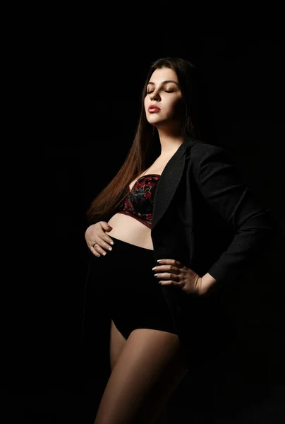 Ung vacker smal gravid kvinna med långt hår i poserar på svart bakgrund. Graviditet moderskap, nyfött liv förväntan — Stockfoto