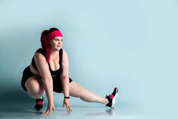 Fitness Primavera dieta conceito de perda de peso. Sorte plus-size menina sobrepeso mulher dieta trabalhando fora fazendo exercícios de alongamento — Fotografia de Stock