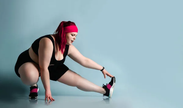 Fitness sport alimentation concept de perte de poids. Lucky plus-size girl femme en surpoids régime de travail sur faire des exercices d'étirement — Photo