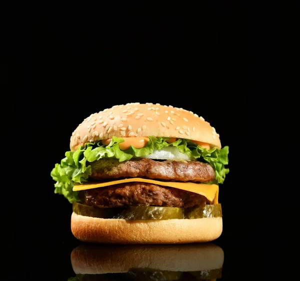 Hambúrguer cheeseburger bbq sanduíche com queijo de carne e legumes frescos quente com fumaça de vapor em preto — Fotografia de Stock