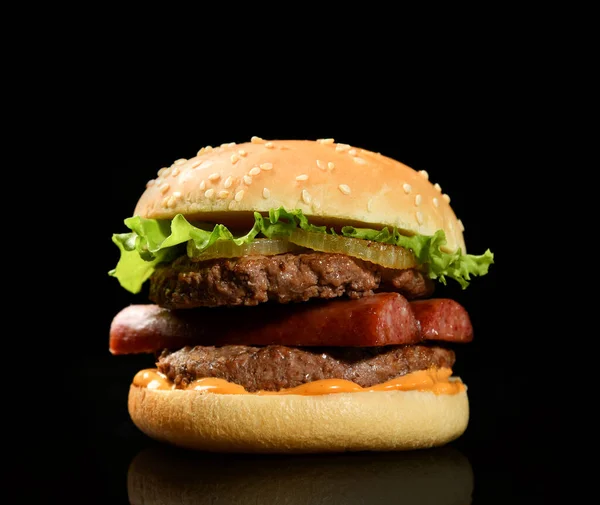 Burger cheeseburger grill kanapka z serem wołowym i świeże warzywa gorące z dymem parowym na czarno — Zdjęcie stockowe
