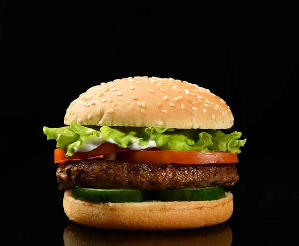 Hambúrguer cheeseburger bbq sanduíche com queijo de carne e legumes frescos quente com fumaça de vapor em preto — Fotografia de Stock