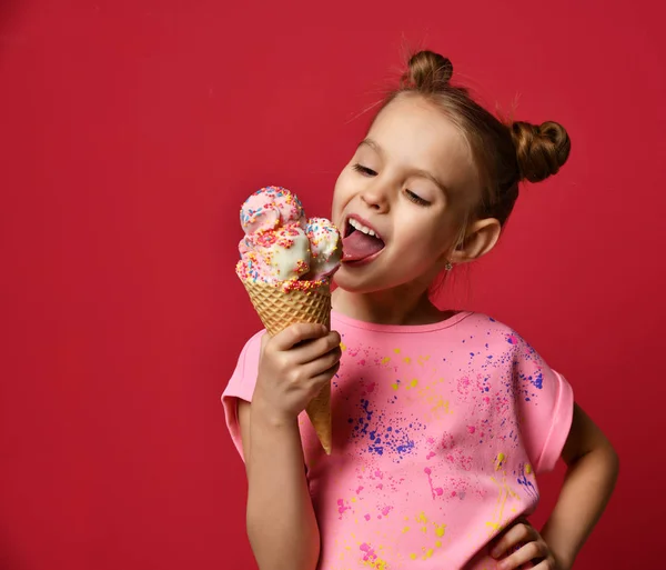 Jolie Bebe Fille Gosse Manger Lecher Gros Glace Creme Dans Gaufres Cone Avec Framboise Heureux Rire Magnifique Souriez Stock Photo Jolie Bebe Fille Gosse Manger Lecher Gros Glace Creme Dans Gaufres Cone Avec Framboise Heureux Rire Magnifique Souriez Stock Photo