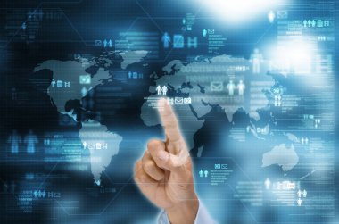 Internet teknolojisi ile işadamı parmak bir parça bilgi veri seçme