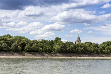 Budapest Danube su kulesinde orman.