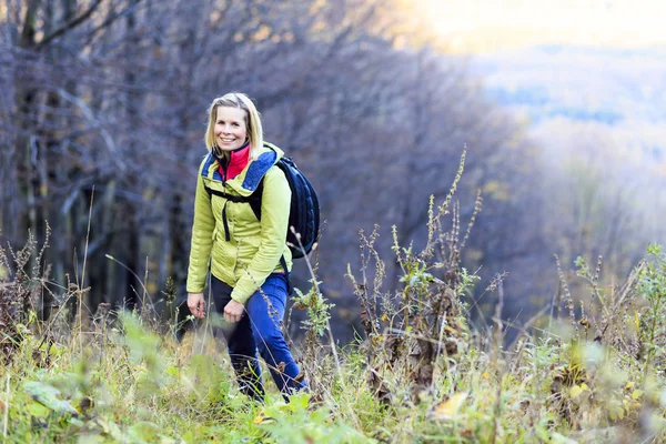 The wilderness hiker athletic girl. — Stock Photo, Image