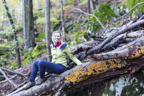 La chica atlética excursionista salvaje . — Foto de Stock