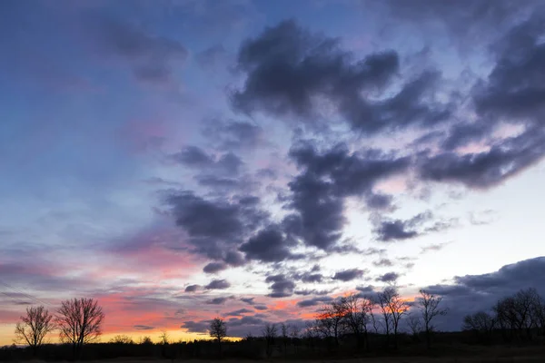 Wspaniałe kolory, wieczorne niebo. — Zdjęcie stockowe