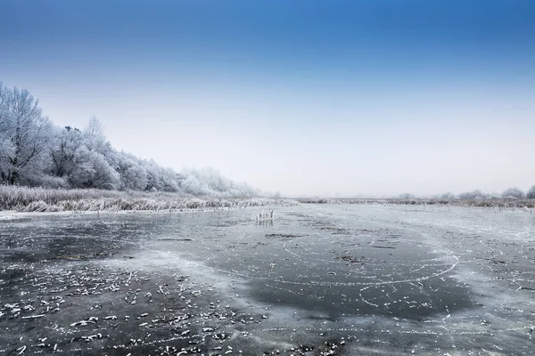 Téli táj, a befagyott tó. — Stock Fotó