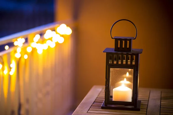Luz de vela de lanterna estilo antigo . Imagens Royalty-Free