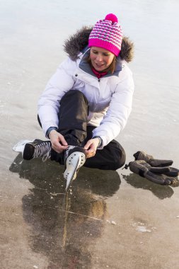 Kız dantel buz patenlerini.