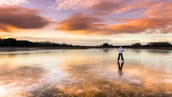 호수에서 스케이팅 명랑 소녀. — 스톡 사진