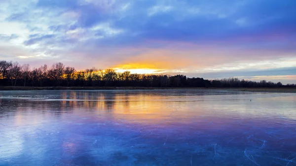 Frusen sjö vintertid vackra färger. Stockbild