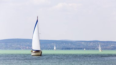 Macaristan'da gölde Yelkenliler.