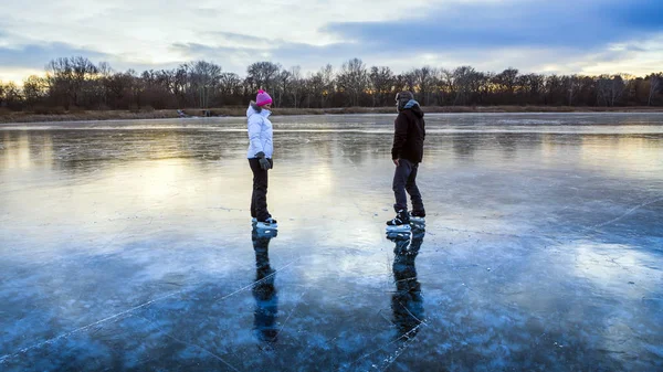 Patinaje sobre hielo en el lago. Imágenes de stock libres de derechos