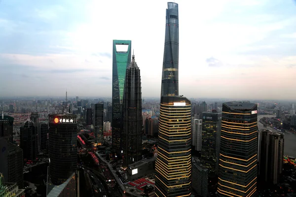 Skyskrapa ”flasköppnare” i Shanghai, Kina — Stockfoto