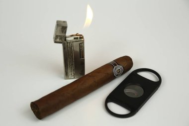 Puro, çakmak ve puro kesici