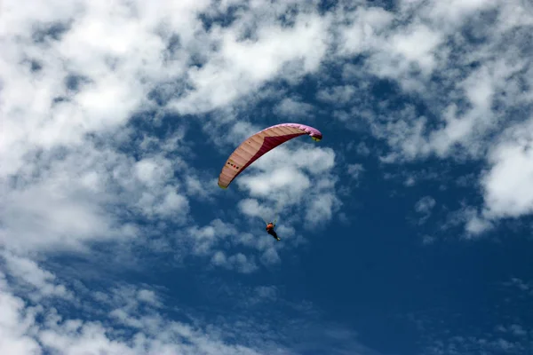 Paraglider in flight — Stock Photo, Image