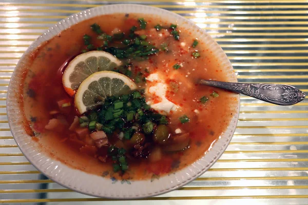 Solyanka - traditionelle russische heiße Suppe — Stockfoto