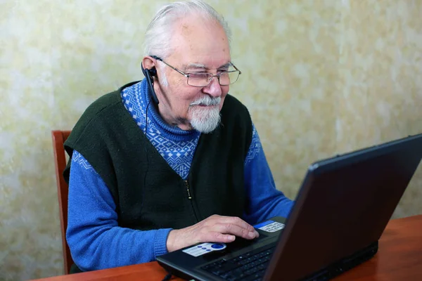 Viejo con el ordenador portátil (1 ) — Foto de Stock