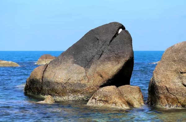 De belles grandes pierres dans la mer — Photo
