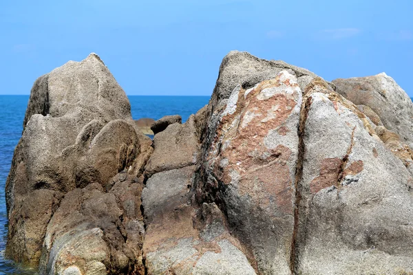समुद्र में सुंदर बड़े पत्थर — स्टॉक फ़ोटो, इमेज