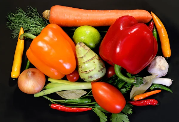 Läckra grönsaker på svart — Stockfoto